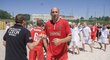 Jan Koller si vyzkoušel reprezentační dres v plážovém fotbale při zápase české reprezentace se Slovenskem