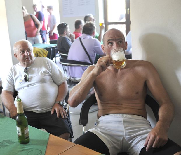 Jan Koller popíjí pivo ve Smetanově Lhotě Jan Koller popíjí pivo ve Smetanově Lhotě