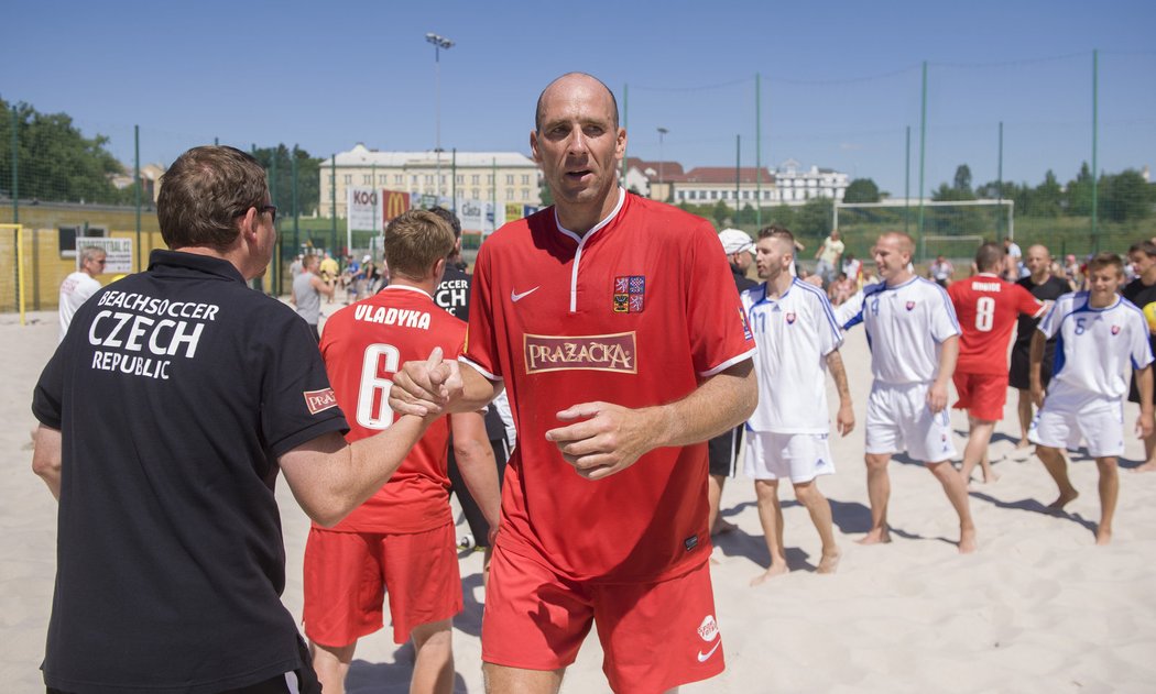 Jan Koller si vyzkoušel reprezentační dres v plážovém fotbale při zápase české reprezentace se Slovenskem