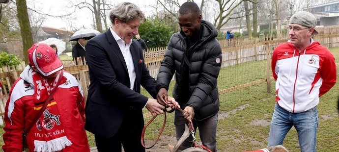 Omluva a přání k narozeninám. Anthony Ujah jsou s kozlem údajně už zase nejlepší kamarádi.