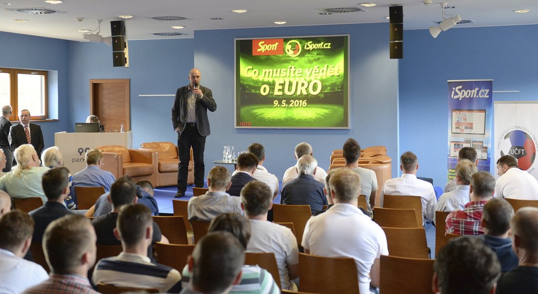 Šéfredaktor deníku Sport Lukáš Tomek vítá účastníky konference před EURO 2016