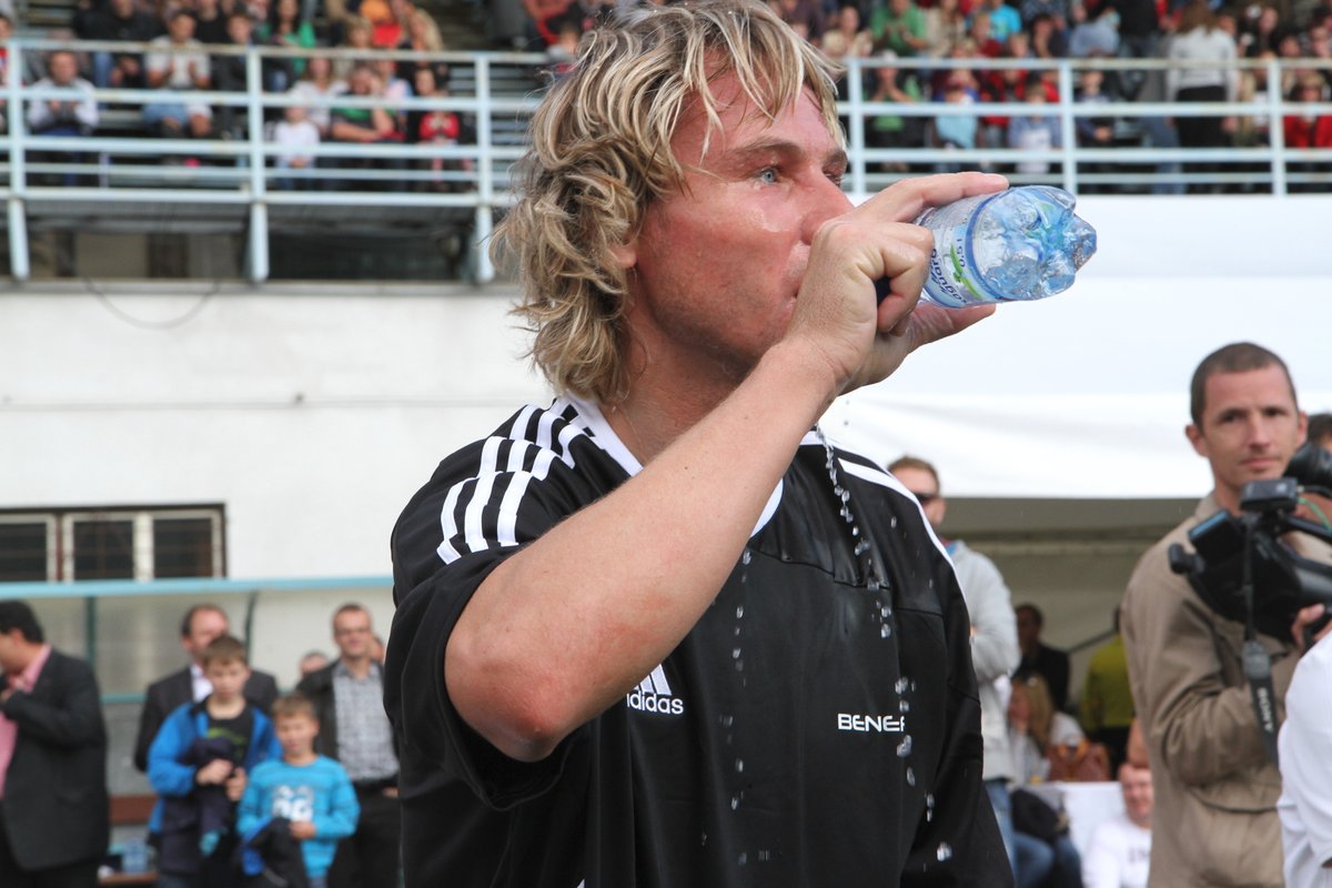 Pavel Nedvěd se v poločase osvěžoval vodou.