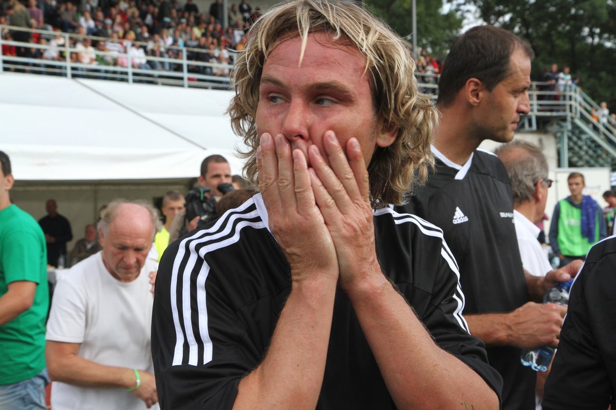 Pavel Nedvěd se v poločase osvěžoval vodou.