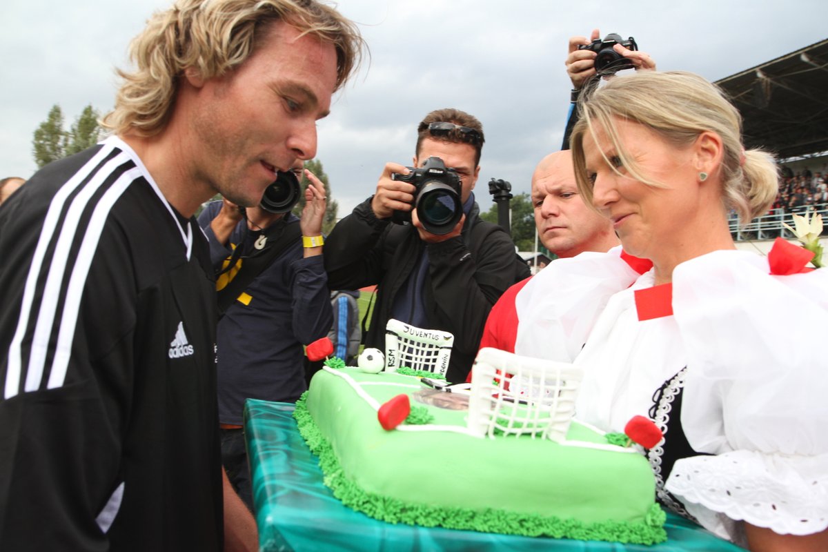 Pavlu Nedvědovi dala v roce 2012 dort k narozeninám jeho manželka Ivana.