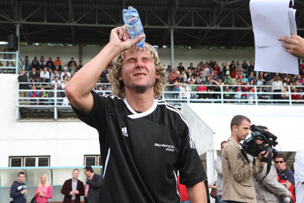 Pavel Nedvěd se v poločase osvěžoval vodou.