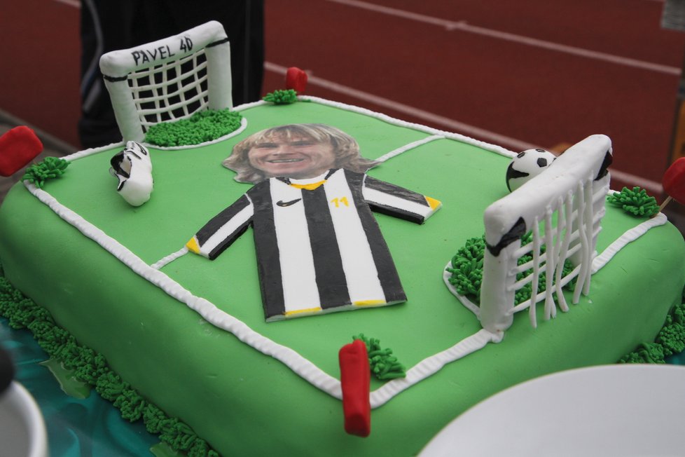 Pavel Nedvěd oslavil v Hodoníně v roce 2012 své 40. narozeniny, dostal k nim dort.