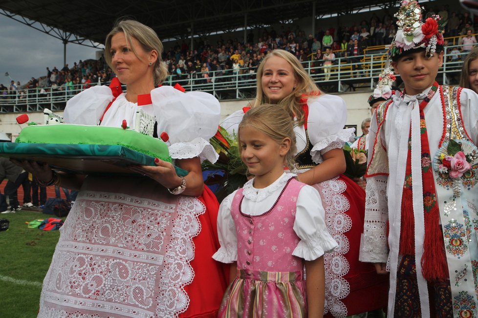 Dort Pavlu Nedvědovi ke 40. narozeninám dala manželka a jeho děti v krojích.