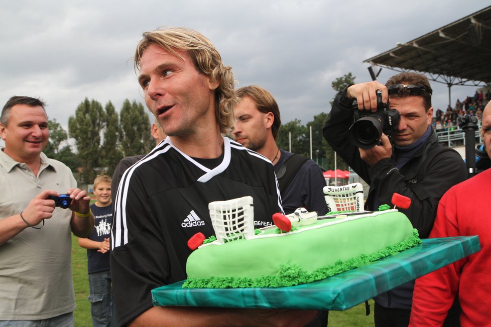 Pavel Nedvěd s dortem ke 40. narozeninám v roce 2012.