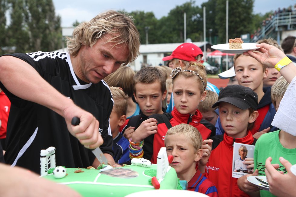 Pavel Nedvěd krájí svůj narozeninový dort.