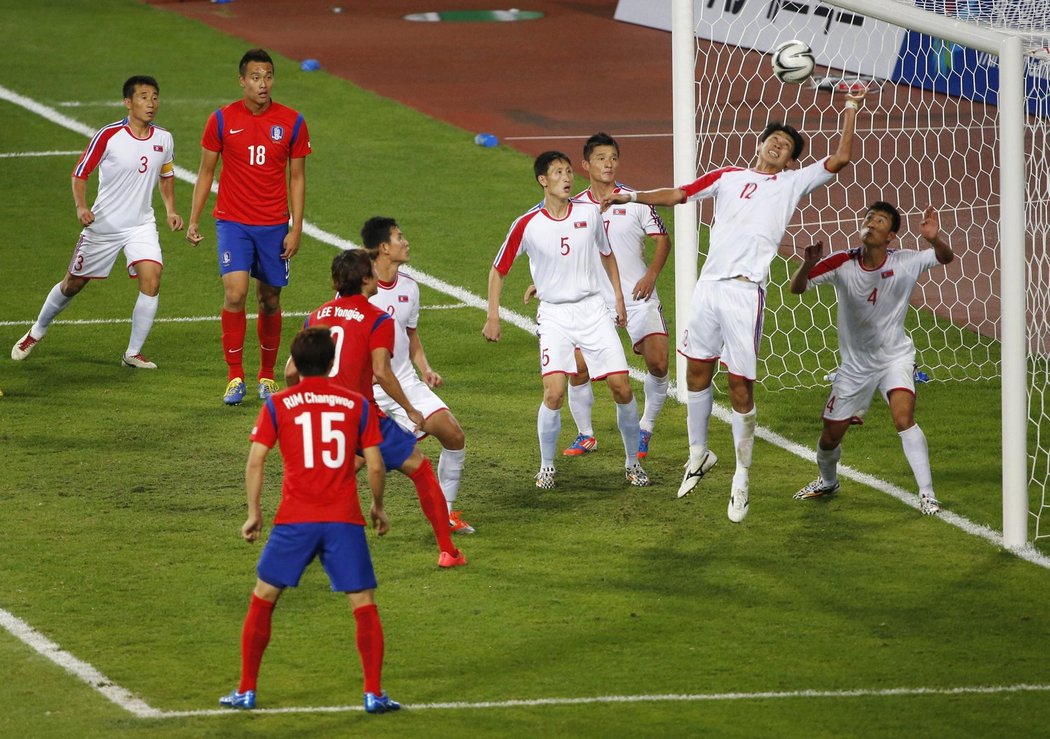 Rozhodující moment zápasu - jihokorejští hráči střílejí na konci prodloužení gól do severokorejské branky