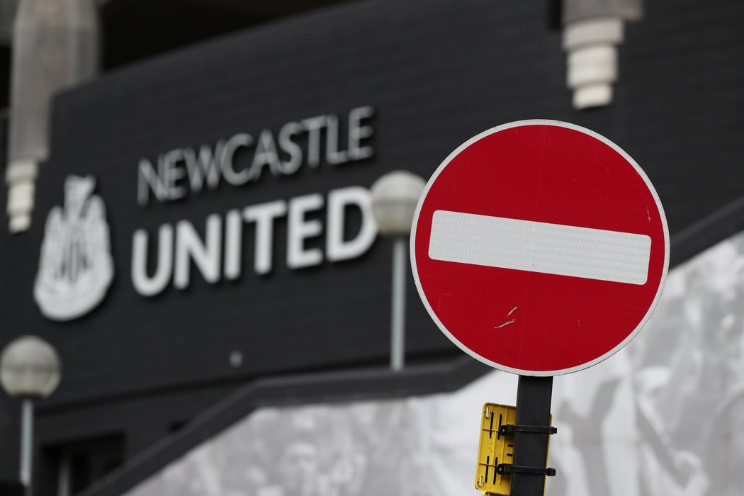 Také fotbalová Premier League se kvůli epidemii koronaviru hrát nebude. Fanoušci se na stadion v Newcastlu nedostanou.