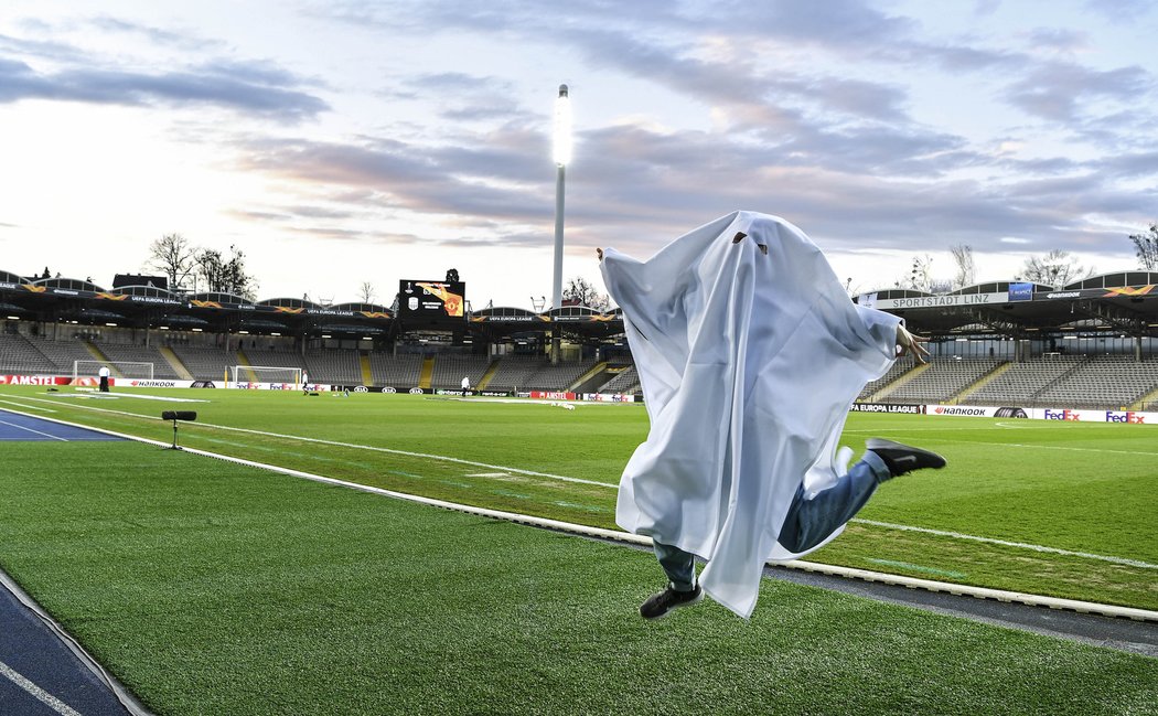 Před zápasem Linec - Manchester United vniknul na trávník fanoušek v převlečení za ducha. Kvůli epidemii koronaviru se hrálo bez diváků.