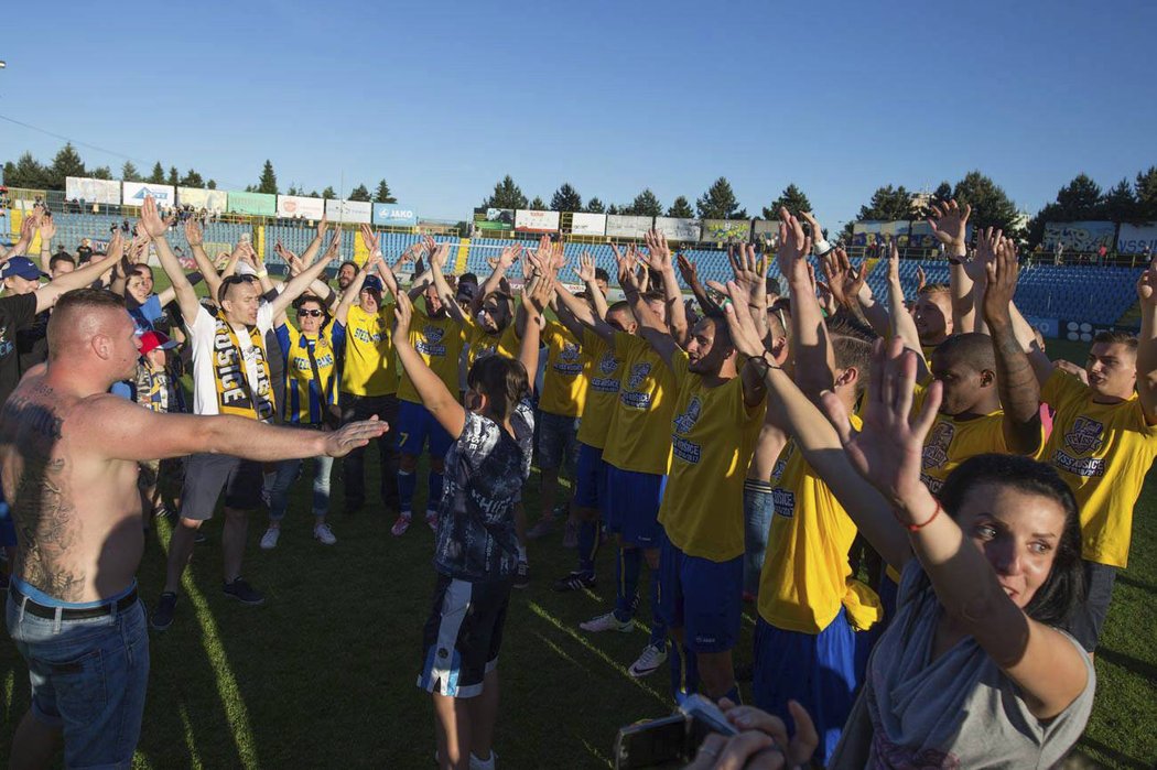 Oslavy košických fotbalistů po postupu do první ligy, klub se jí však pravděpodobně nezúčastní a úplně zanikne.