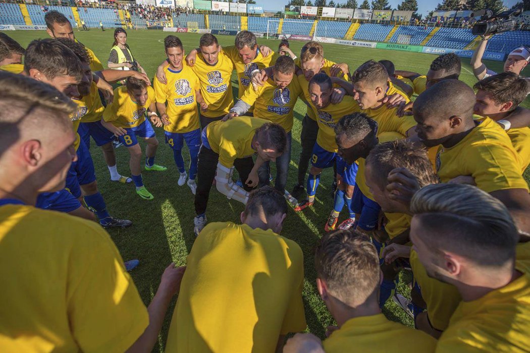 Oslavy košických fotbalistů po postupu do první ligy, klub se jí však pravděpodobně nezúčastní a úplně zanikne.