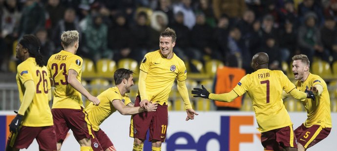 Fotbalisté Sparty se radují s Lukášem Marečkem z prvního gólu v Krasnodaru