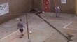 Zveřejněné video zachycuje, jak spolu Radovan Krejčíř (u míče) a Oscar Pistorius hrají ve vězení fotbal.