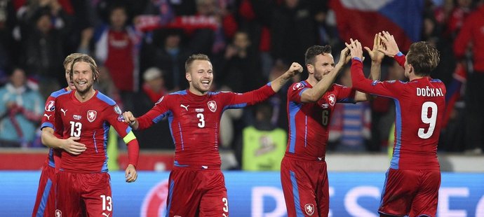 Záložník Česka Jaroslav Plašil slaví se spoluhráči vítězství proti Islandu