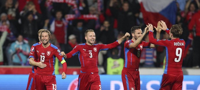 Záložník Česka Jaroslav Plašil slaví se spoluhráči vítězství proti Islandu