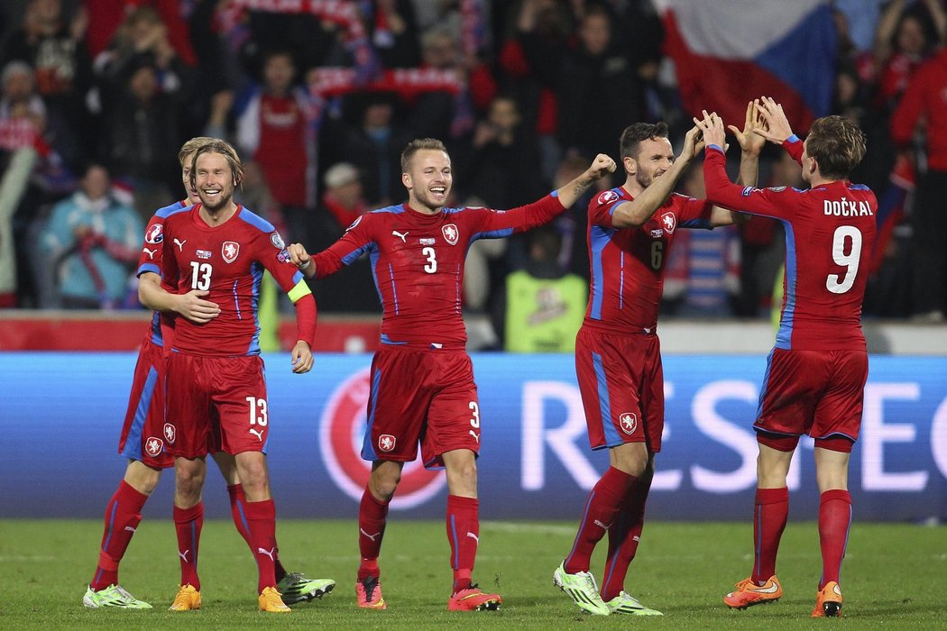 Záložník Česka Jaroslav Plašil slaví se spoluhráči vítězství proti Islandu