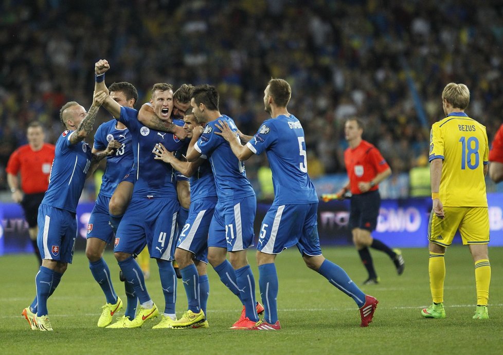 Fotbalisté Slovenska se radují po výhře nad Ukrajinou.