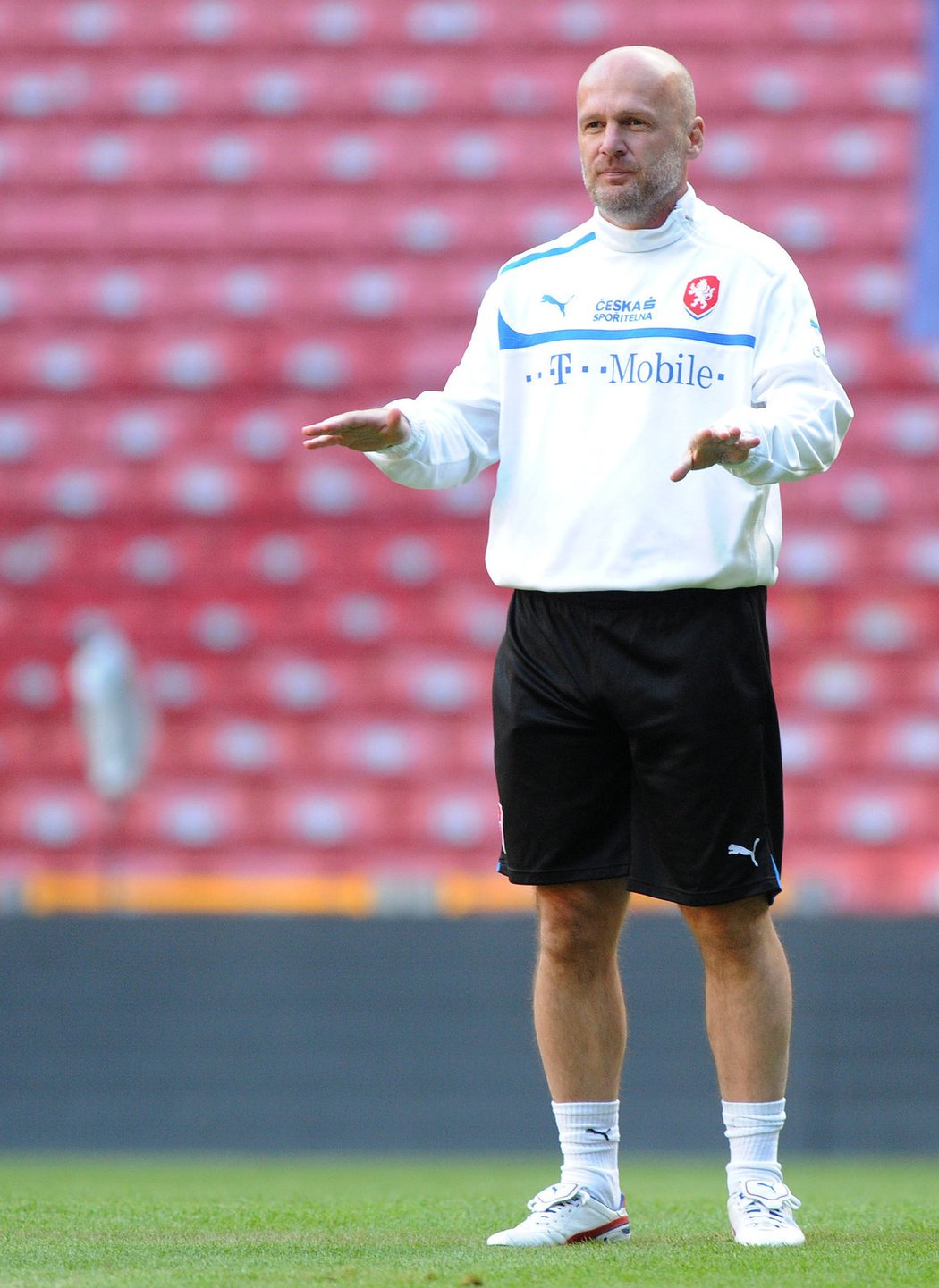 Trenér české fotbalové reprezentace Michal Bílek působil den před zápasem v Dánsku na tréninku v Kodani klidným dojmem.