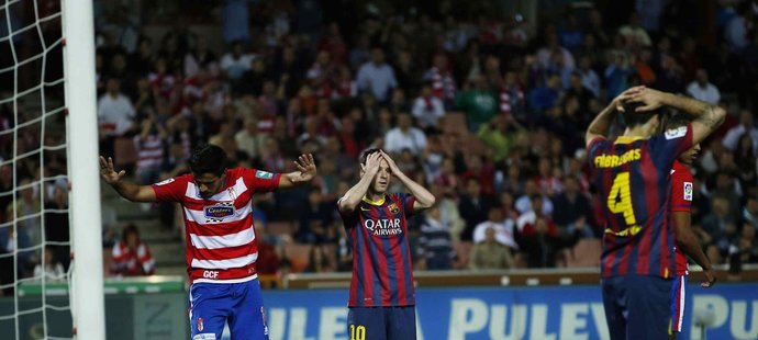Hráči Barcelona Lionel Messi a Cesc Fabregas se chytají za hlavu po další z mnoha neproměněných šancí
