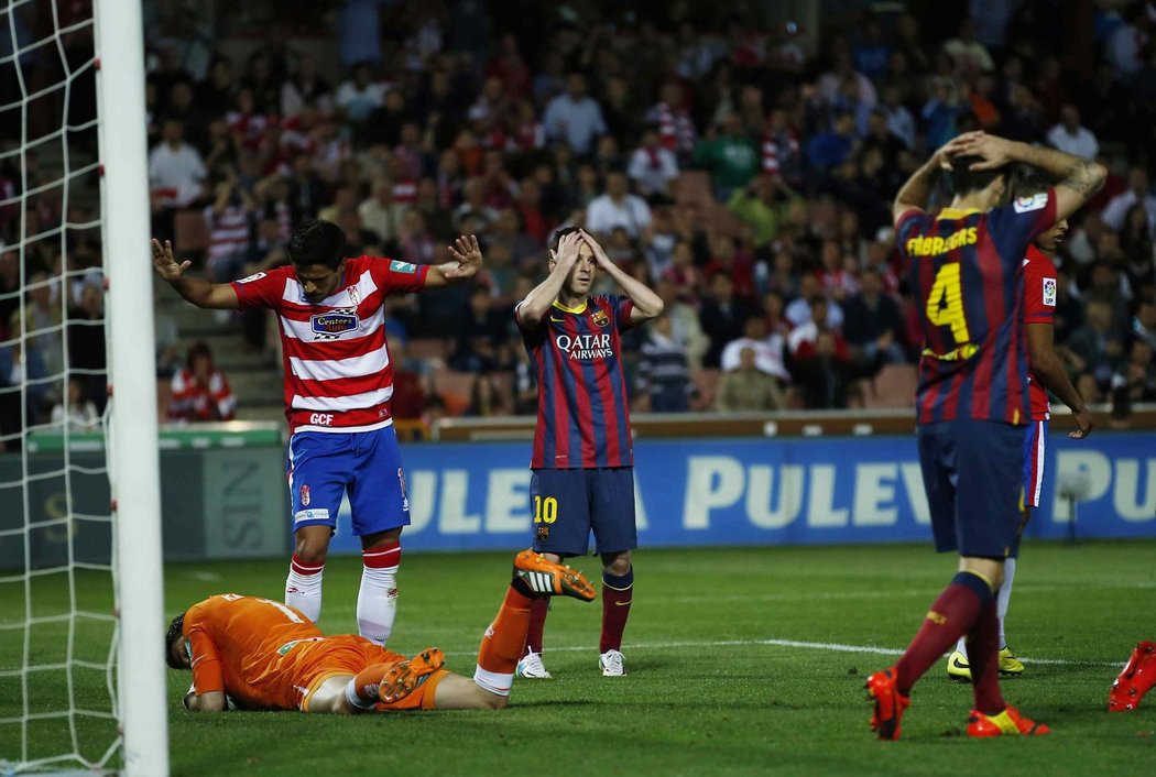 Hráči Barcelona Lionel Messi a Cesc Fabregas se chytají za hlavu po další z mnoha neproměněných šancí