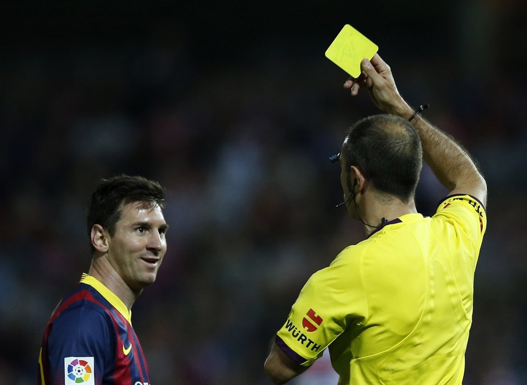 Hvězdný útočník Barcelony Lionel Messi se tentokrát neprosadil. Naopak ještě vyfasoval žlutou kartu