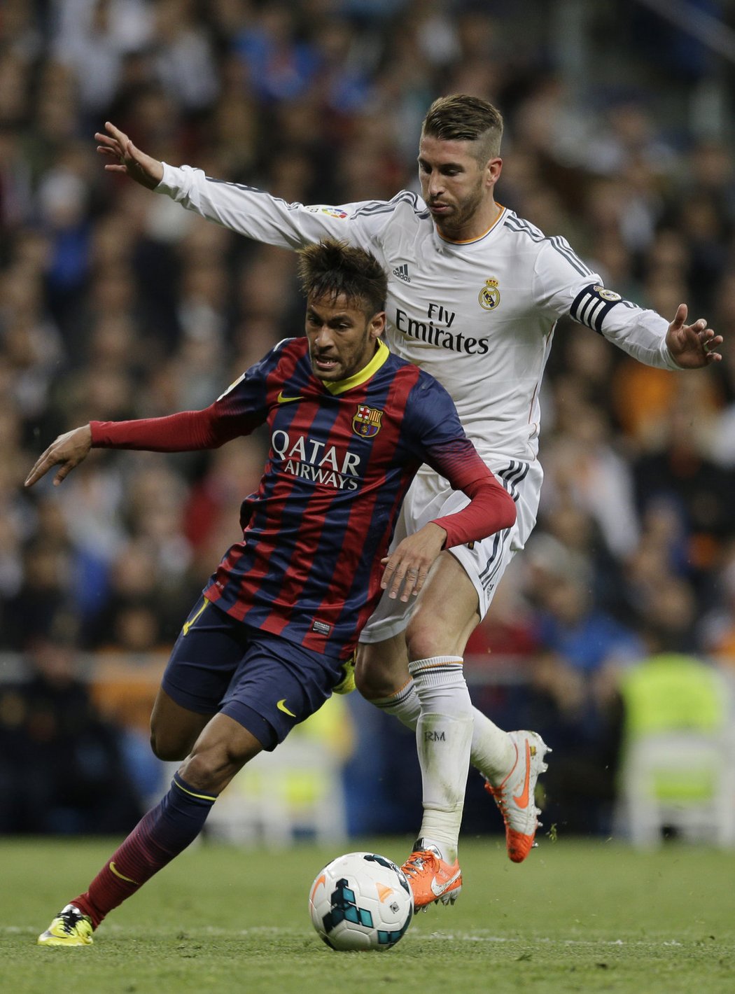 Útočník Barcelony Neymar uniká v El Clásicu obránci Ramosovi z Realu. Následný pád ale vzbudil velké emoce