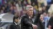 Trenér Realu Madrid Carlo Ancelotti uděluje pokyny svým svěřencům