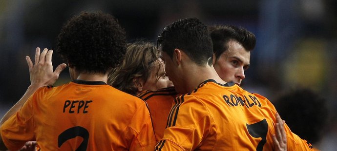 Hráči Realu Madrid se radují po gólu do sítě Málagy