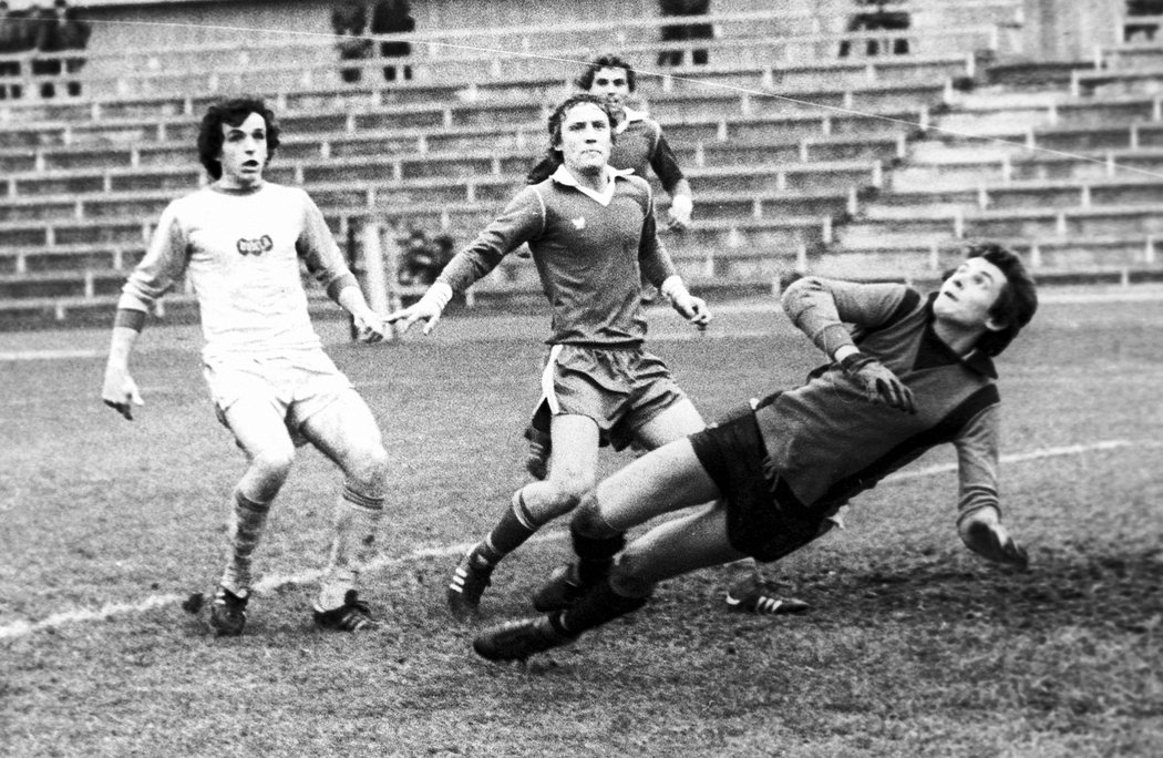 1977. Ladislav Vízek v dresu Dukly v utkání proti Bohemians.