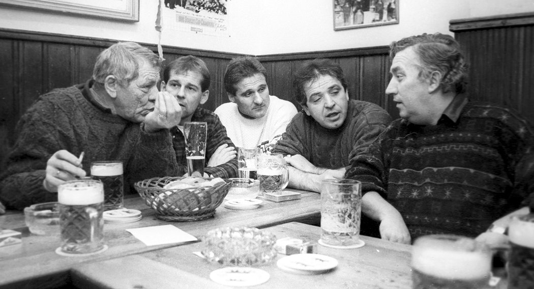 1995. Vybraná fotbalová sešlost v hospodě U tygra. Svatopluk Pluskal, Petr Rada, Petr Fiala a Ladislav Vízek popíjí u stolu.