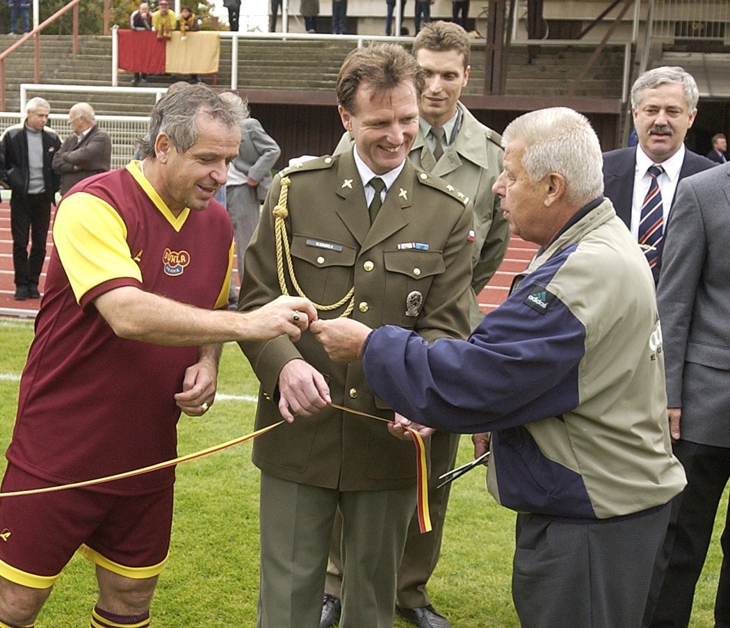 2002. Ladislav Vízek s legendárním Josefem Masopustem se potkali na stadionu Dukly.