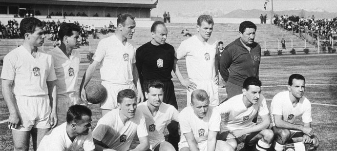 10. června 1962, Rancagua. Československý tým před čtvrtfinále MS s Maďarskem, které vyhrál 1:0. Zleva nahoře Jan Lála (†87), Josef Masopust (†84), Ján Popluhár (†75), Viliam Schrojf (†76), Svatopluk Pluskal (†74), chilský masér Parra. Dole zleva Tomáš Pospíchal (†67), Adolf Scherer (†85) Josef Kadraba (†85), Josef Jelínek (†83), Andrej Kvašňák (†70), Ladislav Novák (†79).