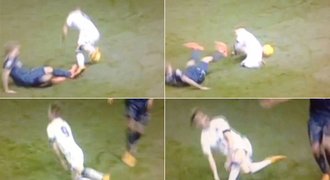 Z fotbalu udělal DIVADLO! Brazilec z Leedsu upadl po faulu dvakrát