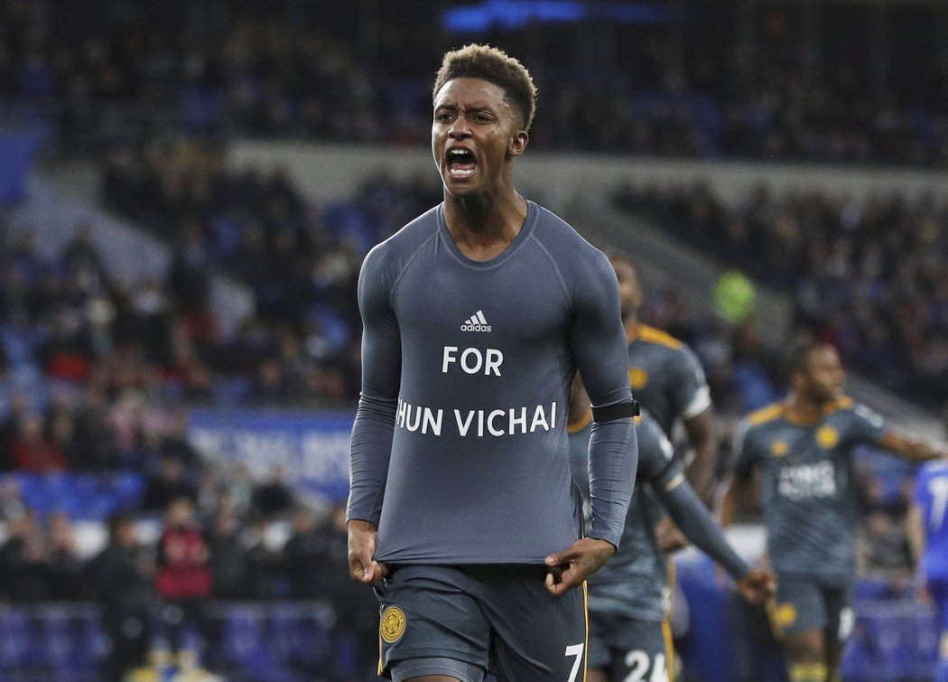 Demarai Gray z Leicesteru dostal žlutou kartu za to, že při oslavě gólu ukázal tričko připomínající tragicky zesnulého majitele klubu