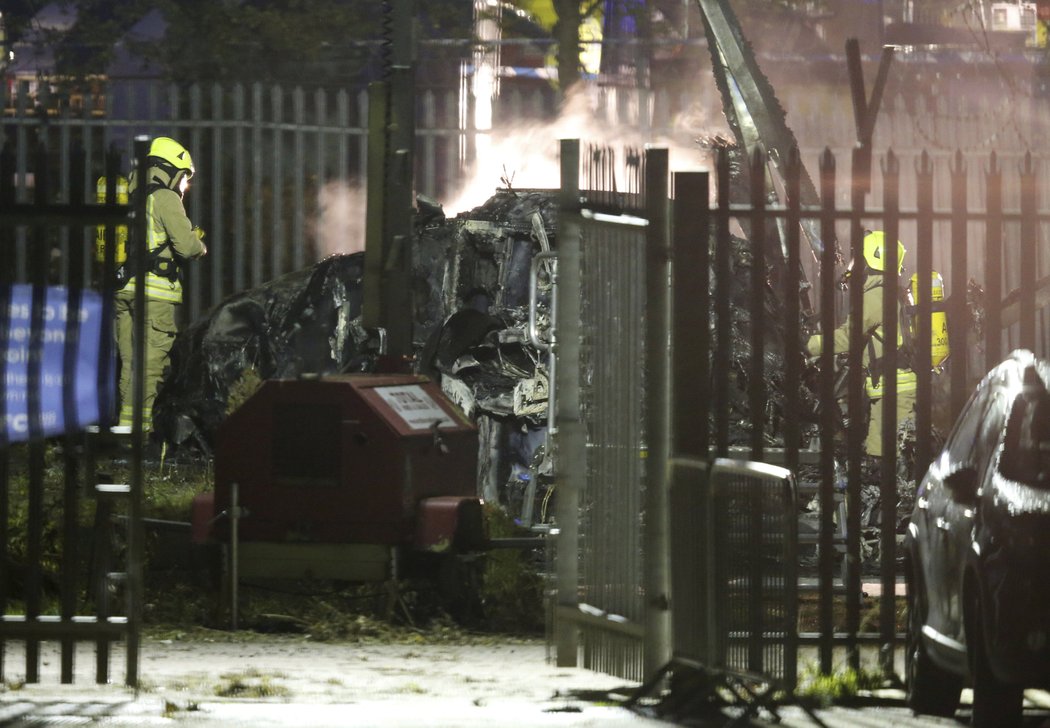 Ohořelý vrak helikoptéry majitele Leicesteru