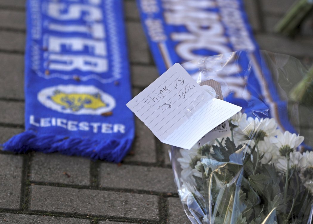 Fanoušci Leicesteru přinášejí na stadion květiny a klubové šály