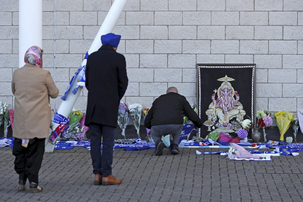 Fanoušci Leicesteru přinášejí na stadion květiny a klubové šály