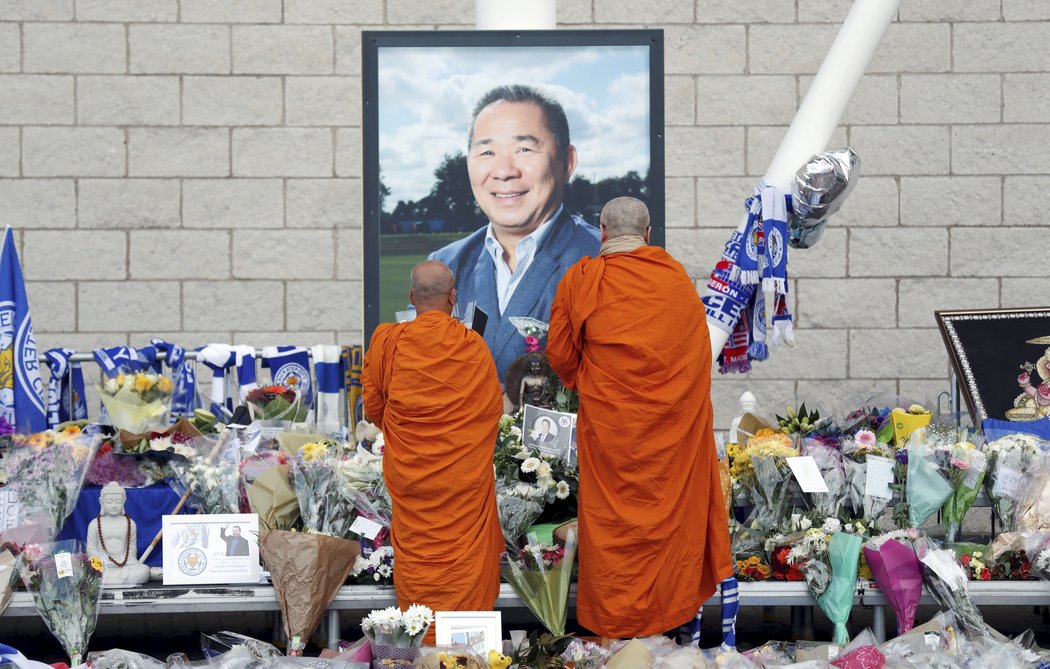 K poutnímu místu u stadionu Leicesteru dorazili také buddhističtí mniši