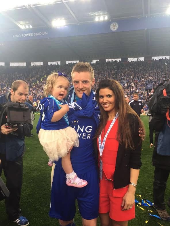 Kanonýr Jamie Vardy se svou nastávající Rebekah Nicholsonovou a jejich dcerou Sofií