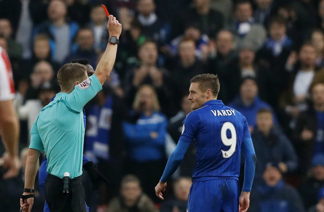 Útočník Leicesteru Jamie Vardy dostal třizápasový distanc za vyloučení v utkání se Stoke