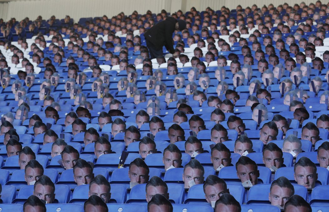 Masky s obličejem Jamieho Vardyho nachystané na stadionu Leicesteru