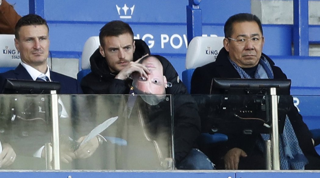Útočník Leicesteru Jamie Vardy sleduje zápas, do kterého nemohl nastoupit
