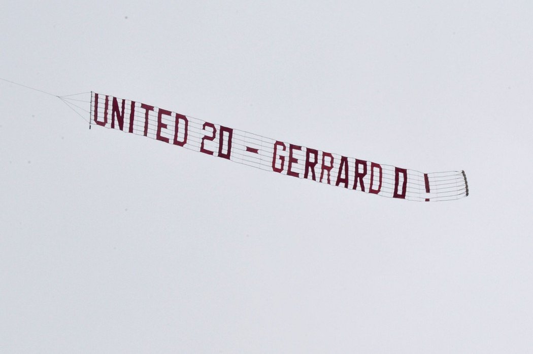 Manchester United vs. Steven Gerrard. Kapitán Liverpoolu v počtu titulů z Premier League může jen závidět.