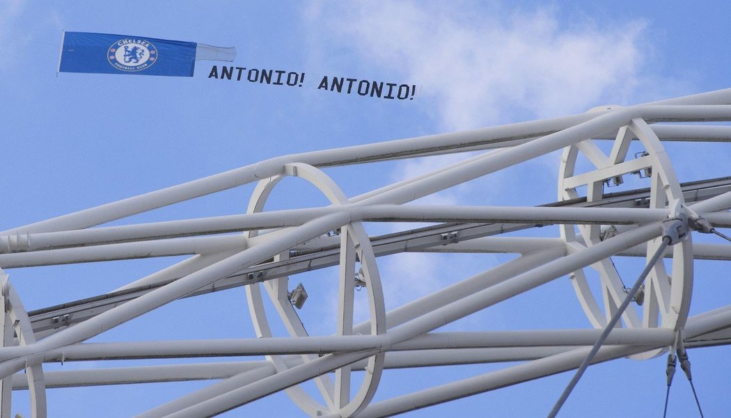 Fanoušci Chelsea oslavovali na transparentu tehdejšího trenéra Antonia Conteho