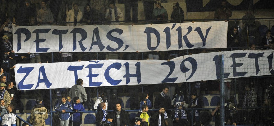 Fanoušci Liberce poděkovali Josefu Petříkovi po jeho odchodu z klubu tímto transparentem