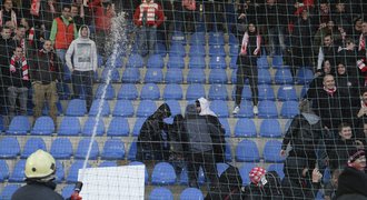 Fanoušky Slavie naštvali v Liberci. Museli se zout i jít do slipů