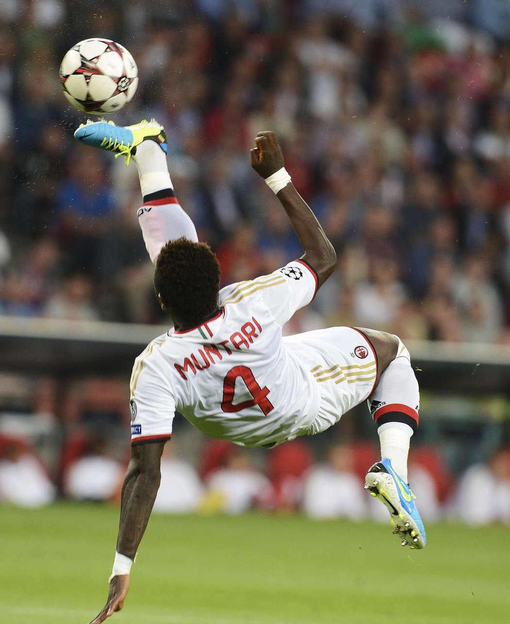 Paráda Sulley Muntariho v zápase proti PSV Eindhoven. AC Milán si z Nizozemska přivezl remízu 1:1